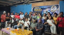 Jose Alvan Ohei berfoto bersama peserta usai menggelar pelatihan kapasitas pemuda di Obhe Kampung Yakonde, Kabupaten Jayapura, Papua, Sabtu, 1 Agustus 2026. Dalam kegiatan ini, Jose memperkenalkan konsep ONOMI sebagai fondasi pembangunan karakter generasi muda Orang Asli Papua. GaleriPapua/ Ikbal Asra