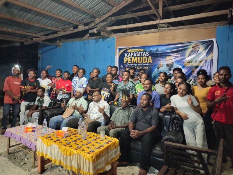 Jose Alvan Ohei berfoto bersama peserta usai menggelar pelatihan kapasitas pemuda di Obhe Kampung Yakonde, Kabupaten Jayapura, Papua, Sabtu, 1 Agustus 2026. Dalam kegiatan ini, Jose memperkenalkan konsep ONOMI sebagai fondasi pembangunan karakter generasi muda Orang Asli Papua. GaleriPapua/ Ikbal Asra
