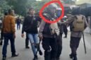 Salah seorang anggota polisi yang diduga memukul ponsel jurnalis Jubi, Silpester Kasipka, saat meliput pembubaran aksi KNPB di Jalan Ifar Gunung, Sentani, Kabupaten Jayapura, Senin, 3 Agustus 2026 dok. istimewa.