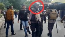 Salah seorang anggota polisi yang diduga memukul ponsel jurnalis Jubi, Silpester Kasipka, saat meliput pembubaran aksi KNPB di Jalan Ifar Gunung, Sentani, Kabupaten Jayapura, Senin, 3 Agustus 2026 dok. istimewa.