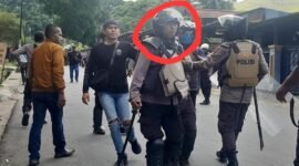 Salah seorang anggota polisi yang diduga memukul ponsel jurnalis Jubi, Silpester Kasipka, saat meliput pembubaran aksi KNPB di Jalan Ifar Gunung, Sentani, Kabupaten Jayapura, Senin, 3 Agustus 2026 dok. istimewa.