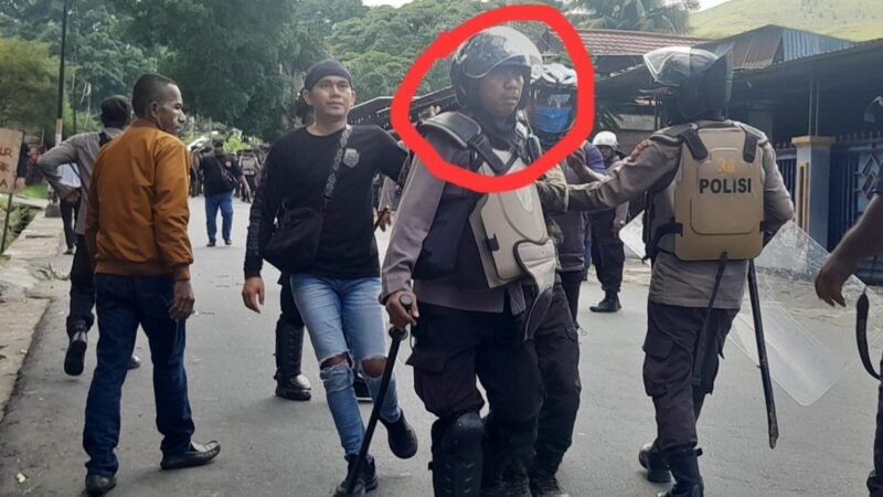 Salah seorang anggota polisi yang diduga memukul ponsel jurnalis Jubi, Silpester Kasipka, saat meliput pembubaran aksi KNPB di Jalan Ifar Gunung, Sentani, Kabupaten Jayapura, Senin, 3 Agustus 2026 dok. istimewa.