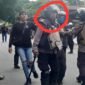 Salah seorang anggota polisi yang diduga memukul ponsel jurnalis Jubi, Silpester Kasipka, saat meliput pembubaran aksi KNPB di Jalan Ifar Gunung, Sentani, Kabupaten Jayapura, Senin, 3 Agustus 2026 dok. istimewa.