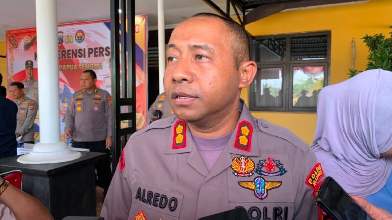 Kapolres Mimika AKBP Alredo Agustinus Rumbiak saat diwawancarai awak media di Mapolres Mimika, Senin, 10 Agustus 2026. GaleriPapua/Ahmad