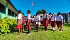 Peserta didik SD Negeri Inpres Kasonaweja mengikuti apel pagi tanpa menggunakan sepatu di halaman sekolah, Kasonaweja, Kabupaten Mamberamo Raya, Papua, 8 Juni 2026. Galeripapua/ Ikbal Asra