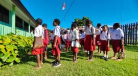 Peserta didik SD Negeri Inpres Kasonaweja mengikuti apel pagi tanpa menggunakan sepatu di halaman sekolah, Kasonaweja, Kabupaten Mamberamo Raya, Papua, 8 Juni 2026. Galeripapua/ Ikbal Asra