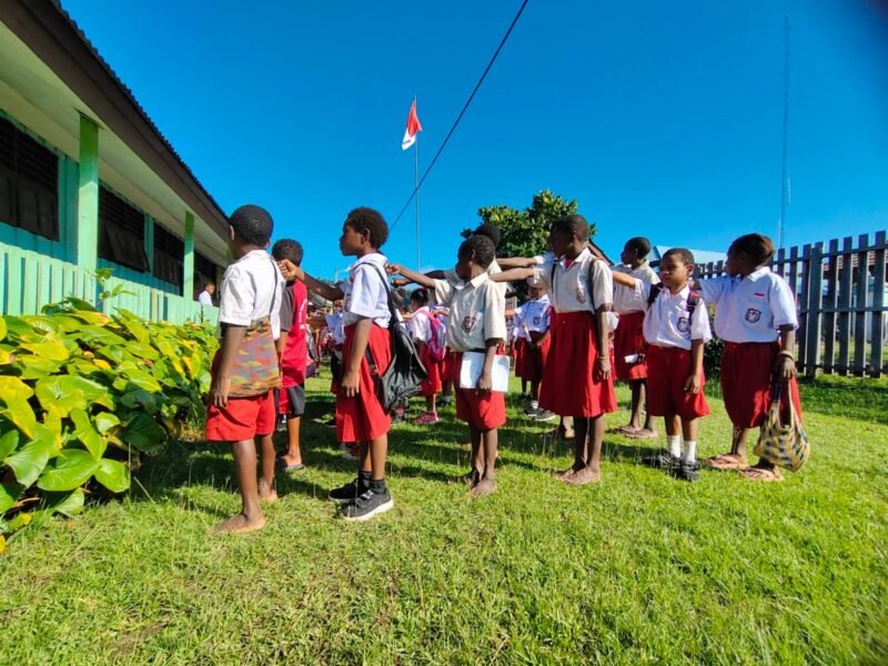 Peserta didik SD Negeri Inpres Kasonaweja mengikuti apel pagi tanpa menggunakan sepatu di halaman sekolah, Kasonaweja, Kabupaten Mamberamo Raya, Papua, 8 Juni 2026. Galeripapua/ Ikbal Asra