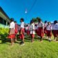 Peserta didik SD Negeri Inpres Kasonaweja mengikuti apel pagi tanpa menggunakan sepatu di halaman sekolah, Kasonaweja, Kabupaten Mamberamo Raya, Papua, 8 Juni 2026. Galeripapua/ Ikbal Asra