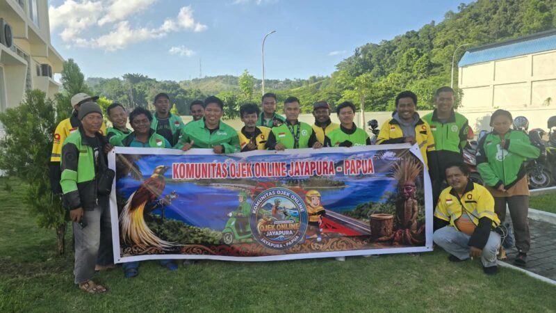 Komunitas Ojek Online Jayapura berfoto bersama seusai menyampaikan pernyataan sikap di Jayapura, Kamis, 20 Agustus 2026. dok Komunitas Ojol Jayapura.