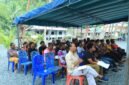 Puluhan pemuda dan warga masyarakat adat Tanah Merah menyimak materi penguatan kapasitas di Pantai Wisata Tablanusu, Kabupaten Jayapura, Papua, Sabtu, 22 Agustus 2026. dok. panitia.