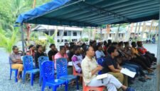 Puluhan pemuda dan warga masyarakat adat Tanah Merah menyimak materi penguatan kapasitas di Pantai Wisata Tablanusu, Kabupaten Jayapura, Papua, Sabtu, 22 Agustus 2026. dok. panitia.