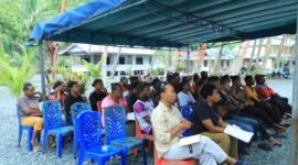 Puluhan pemuda dan warga masyarakat adat Tanah Merah menyimak materi penguatan kapasitas di Pantai Wisata Tablanusu, Kabupaten Jayapura, Papua, Sabtu, 22 Agustus 2026. dok. panitia.