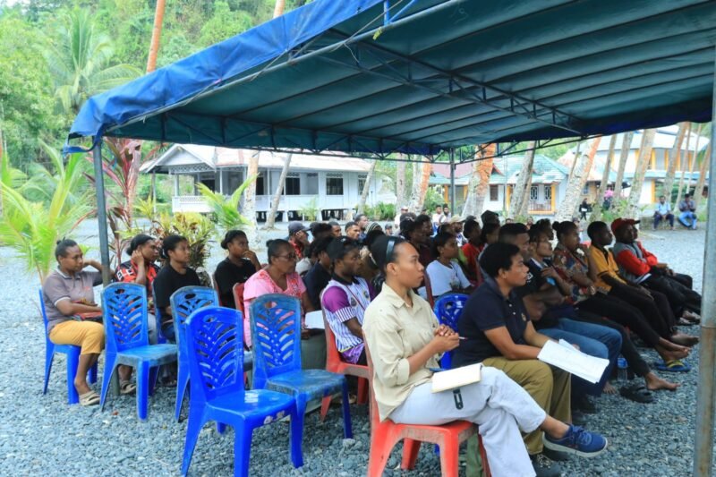 Puluhan pemuda dan warga masyarakat adat Tanah Merah menyimak materi penguatan kapasitas di Pantai Wisata Tablanusu, Kabupaten Jayapura, Papua, Sabtu, 22 Agustus 2026. dok. panitia.