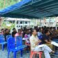 Puluhan pemuda dan warga masyarakat adat Tanah Merah menyimak materi penguatan kapasitas di Pantai Wisata Tablanusu, Kabupaten Jayapura, Papua, Sabtu, 22 Agustus 2026. dok. panitia.