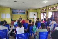 Suasana Focus Group Discussion (FGD) riset kearifan lokal Tonotwiyat atau hutan perempuan di Kampung Enggros, Kota Jayapura, Papua, Rabu, 26 Agustus 2026. Galeripapua/ Ikbal Asra.