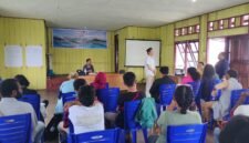 Suasana Focus Group Discussion (FGD) riset kearifan lokal Tonotwiyat atau hutan perempuan di Kampung Enggros, Kota Jayapura, Papua, Rabu, 26 Agustus 2026. Galeripapua/ Ikbal Asra.