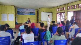 Suasana Focus Group Discussion (FGD) riset kearifan lokal Tonotwiyat atau hutan perempuan di Kampung Enggros, Kota Jayapura, Papua, Rabu, 26 Agustus 2026. Galeripapua/ Ikbal Asra.