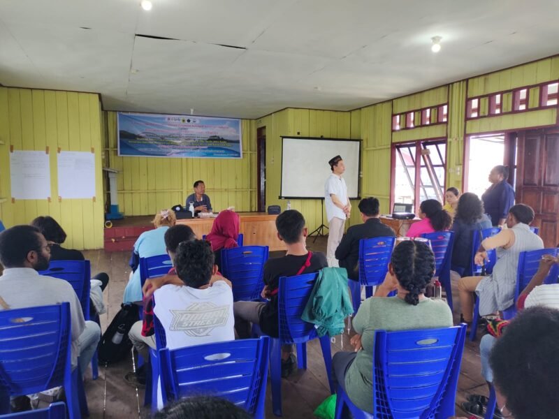 Suasana Focus Group Discussion (FGD) riset kearifan lokal Tonotwiyat atau hutan perempuan di Kampung Enggros, Kota Jayapura, Papua, Rabu, 26 Agustus 2026. Galeripapua/ Ikbal Asra.