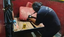 Petugas kepolisian mengolah TKP di kamar nomor 02 Penginapan Sinar Ujung, Mimika, Papua Tengah, Rabu, 26 Agustus 2026. Kamar itu menjadi lokasi terakhir korban sebelum ditemukan tewas di bawah tangga penginapan. Galeripapua/ Kevin Kurni