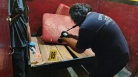 Petugas kepolisian mengolah TKP di kamar nomor 02 Penginapan Sinar Ujung, Mimika, Papua Tengah, Rabu, 26 Agustus 2026. Kamar itu menjadi lokasi terakhir korban sebelum ditemukan tewas di bawah tangga penginapan. Galeripapua/ Kevin Kurni