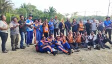 Peserta dan perwakilan Pemerintah Kabupaten Jayapura berfoto bersama usai Lomba Lintas Alam Cagar Alam Cycloop ke-1 di Kalkote, Distrik Sentani Timur, Kamis, 27 Agustus 2026. Galeripapua/Ikbal Asra
