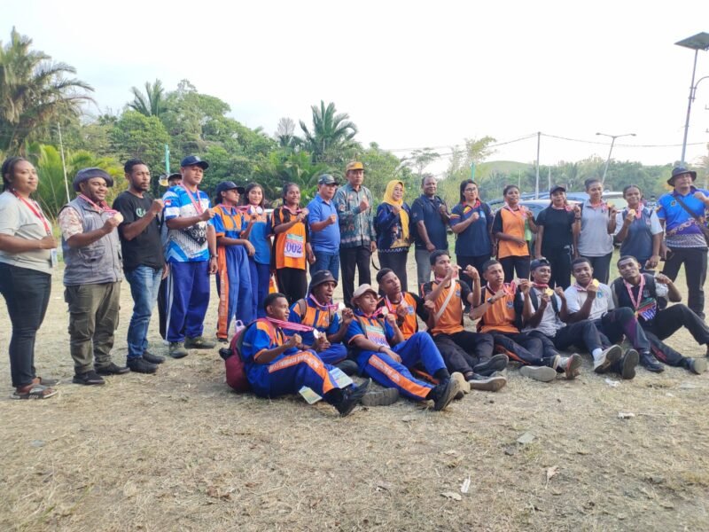 Peserta dan perwakilan Pemerintah Kabupaten Jayapura berfoto bersama usai Lomba Lintas Alam Cagar Alam Cycloop ke-1 di Kalkote, Distrik Sentani Timur, Kamis, 27 Agustus 2026. Galeripapua/Ikbal Asra 