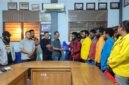 Sejumlah pimpinan mahasiswa yang tergabung dalam Solidaritas Mahasiswa Papua (SOMPA) menyerahkan donasi senilai sekitar Rp 12 juta kepada Ikatan Keluarga Flobamora Provinsi Papua di  Waena, Jayapura, Sabtu, 29 Agustus 2026. Galeripapua/ Ikbal Asra