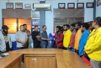 Sejumlah pimpinan mahasiswa yang tergabung dalam Solidaritas Mahasiswa Papua (SOMPA) menyerahkan donasi senilai sekitar Rp 12 juta kepada Ikatan Keluarga Flobamora Provinsi Papua di  Waena, Jayapura, Sabtu, 29 Agustus 2026. Galeripapua/ Ikbal Asra