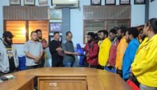 Sejumlah pimpinan mahasiswa yang tergabung dalam Solidaritas Mahasiswa Papua (SOMPA) menyerahkan donasi senilai sekitar Rp 12 juta kepada Ikatan Keluarga Flobamora Provinsi Papua di  Waena, Jayapura, Sabtu, 29 Agustus 2026. Galeripapua/ Ikbal Asra