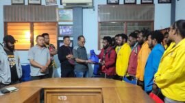 Sejumlah pimpinan mahasiswa yang tergabung dalam Solidaritas Mahasiswa Papua (SOMPA) menyerahkan donasi senilai sekitar Rp 12 juta kepada Ikatan Keluarga Flobamora Provinsi Papua di  Waena, Jayapura, Sabtu, 29 Agustus 2026. Galeripapua/ Ikbal Asra