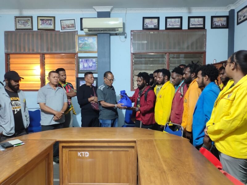 Sejumlah pimpinan mahasiswa yang tergabung dalam Solidaritas Mahasiswa Papua (SOMPA) menyerahkan donasi senilai sekitar Rp 12 juta kepada Ikatan Keluarga Flobamora Provinsi Papua di  Waena, Jayapura, Sabtu, 29 Agustus 2026. Galeripapua/ Ikbal Asra