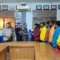 Sejumlah pimpinan mahasiswa yang tergabung dalam Solidaritas Mahasiswa Papua (SOMPA) menyerahkan donasi senilai sekitar Rp 12 juta kepada Ikatan Keluarga Flobamora Provinsi Papua di  Waena, Jayapura, Sabtu, 29 Agustus 2026. Galeripapua/ Ikbal Asra
