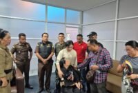 Tim Tangkap Buronan (Tabur) Kejaksaan Tinggi Sulawesi Utara bersama Tim Intelijen Kejaksaan Negeri Mimika mengamankan mantan Bupati Minahasa Utara Vonnie Anneke Panambunan di Rumah Sakit Kasih Herlina, Timika, Papua Tengah, Ahad, 30 Agustus 2026. dok. Istimewa. 