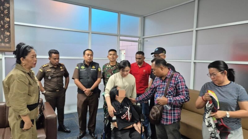 Tim Tangkap Buronan (Tabur) Kejaksaan Tinggi Sulawesi Utara bersama Tim Intelijen Kejaksaan Negeri Mimika mengamankan mantan Bupati Minahasa Utara Vonnie Anneke Panambunan di Rumah Sakit Kasih Herlina, Timika, Papua Tengah, Ahad, 30 Agustus 2026. dok. Istimewa. 