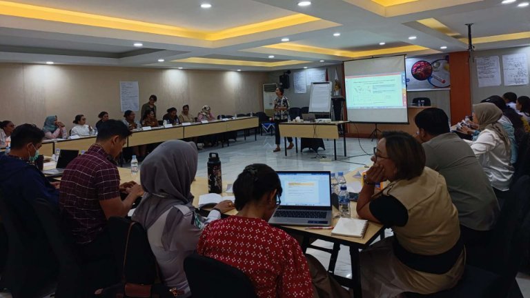 Dinas Kesehatan Kabupaten Mimika melaksanakan pelatihan tata laksana malaria bagi para tenaga medis. (Foto: Istimewa/Martha)