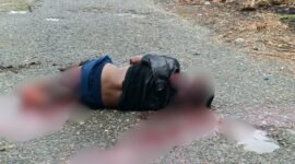 Korban tergeletak usai dibacok di Jalan Freeport Lama, Mimika, Papua Tengah. (Foto: Polsek Kwamki Narama)