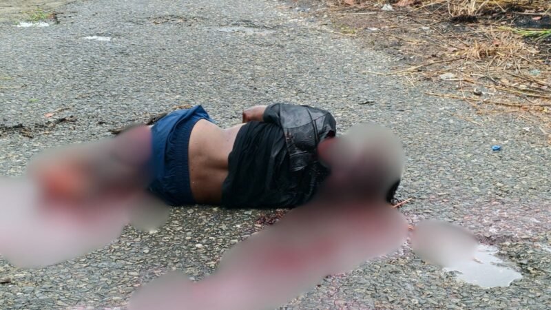 Korban tergeletak usai dibacok di Jalan Freeport Lama, Mimika, Papua Tengah. (Foto: Polsek Kwamki Narama)