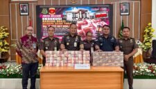 Foto bersama usai pelaksanaan konferensi pers di Kantor Kejari Mimika, Selasa (1/9/2026). (Foto: Galeri Papua/Endy Langobelen)