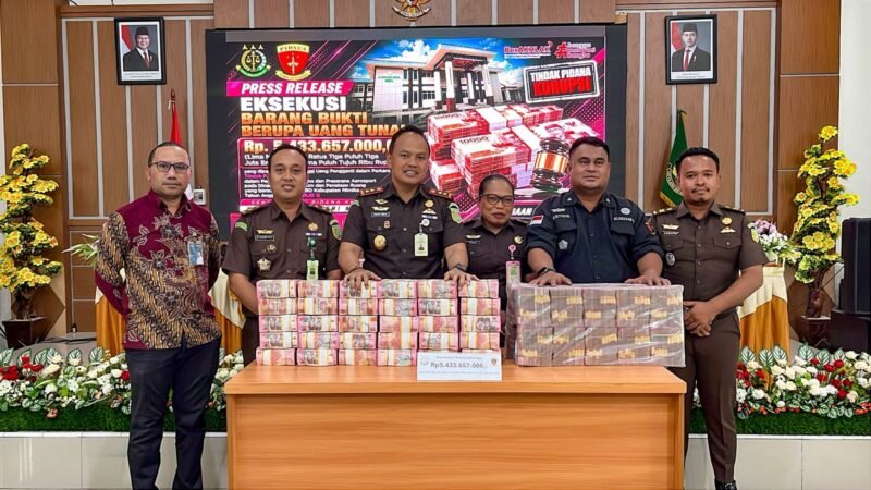 Foto bersama usai pelaksanaan konferensi pers di Kantor Kejari Mimika, Selasa (1/9/2026). (Foto: Galeri Papua/Endy Langobelen)