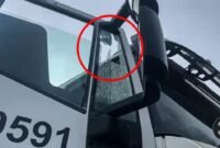 Salah satu bagian kaca jendela bus PT Freeport Indonesia yang pecah akibat terkena tembakan di Mile 60, Mimika, Papua Tengah, Rabu (2/9/2026). (Foto: Istimewa)