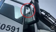 Salah satu bagian kaca jendela bus PT Freeport Indonesia yang pecah akibat terkena tembakan di Mile 60, Mimika, Papua Tengah, Rabu (2/9/2026). (Foto: Istimewa)
