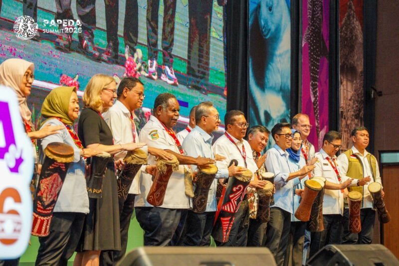 Pemukulan TIFA sebagai tanda dibukanya event PAPEDA Summit atau Papua Action for Development, Economy, and Sustainable Nature. (Foto: Tim Komunikasi PAPEDA Summit)