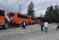Sejumlah karyawan yang hendak naik ke Tembagapura diperintahkan kembali pulang akibat adanya penembakan di area PT Freeport Indonesia, Mile Point 50, Distrik Tembagapura, Mimika, Papua Tengah, pada Februari 2026 lalu. (Foto: Istimewa/Tangkapan layar video amatir)