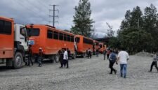 Sejumlah karyawan yang hendak naik ke Tembagapura diperintahkan kembali pulang akibat adanya penembakan di area PT Freeport Indonesia, Mile Point 50, Distrik Tembagapura, Mimika, Papua Tengah, pada Februari 2026 lalu. (Foto: Istimewa/Tangkapan layar video amatir)