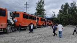 Sejumlah karyawan yang hendak naik ke Tembagapura diperintahkan kembali pulang akibat adanya penembakan di area PT Freeport Indonesia, Mile Point 50, Distrik Tembagapura, Mimika, Papua Tengah, pada Februari 2026 lalu. (Foto: Istimewa/Tangkapan layar video amatir)