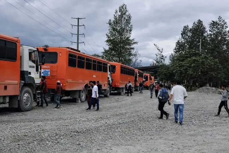 Sejumlah karyawan yang hendak naik ke Tembagapura diperintahkan kembali pulang akibat adanya penembakan di area PT Freeport Indonesia, Mile Point 50, Distrik Tembagapura, Mimika, Papua Tengah, pada Februari 2026 lalu. (Foto: Istimewa/Tangkapan layar video amatir)