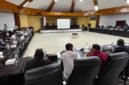 Persiapan pelaksanaan rapat tertutup di Ruang Serbaguna DPRK Mimika untuk membahas penanganan persoalan Kantibmas, Rabu (2/9/2026). (Foto: Galeri Papua/Endy Langobelen)