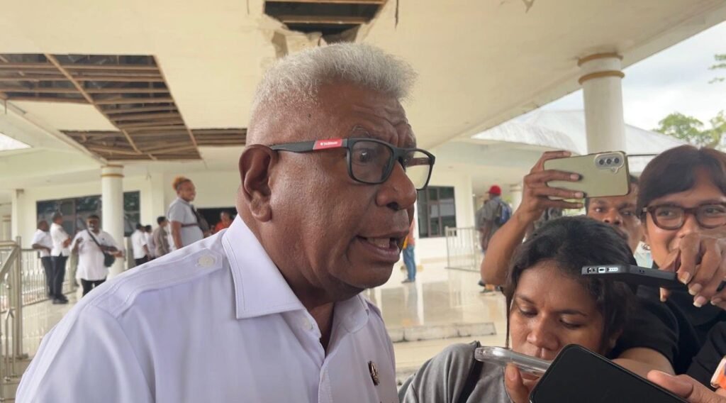 Bupati Mimika, Johannes Rettob, diwawancarai awak media usai mengikuti rapat tertutup. (Foto: Galeri Papua/Endy Langobelen)