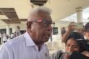 Bupati Mimika, Johannes Rettob, diwawancarai awak media usai mengikuti rapat tertutup. (Foto: Galeri Papua/Endy Langobelen)