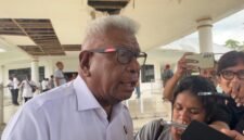Bupati Mimika, Johannes Rettob, diwawancarai awak media usai mengikuti rapat tertutup. (Foto: Galeri Papua/Endy Langobelen)
